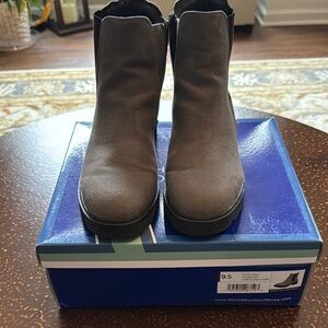 White Mountain Women's Charcoal suede Ankle Booties